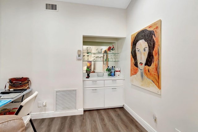 8306 Mooring Cir, Boynton Beach, FL 33472 - bar featuring wood finished floors and baseboards