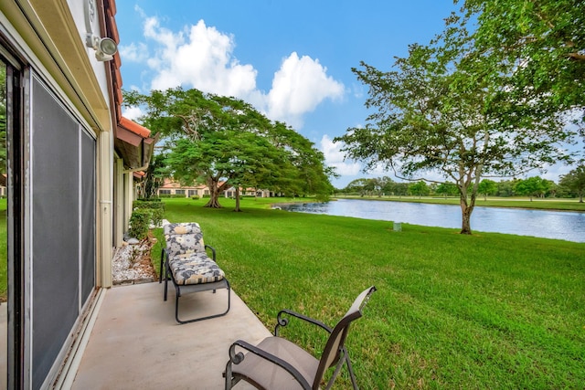 view of yard featuring a water view