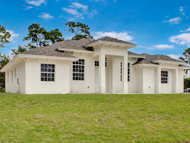 view of front facade featuring a front lawn