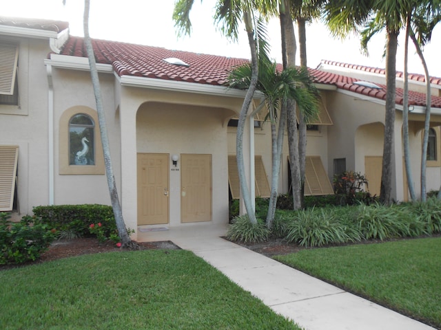 view of front of home with a front lawn