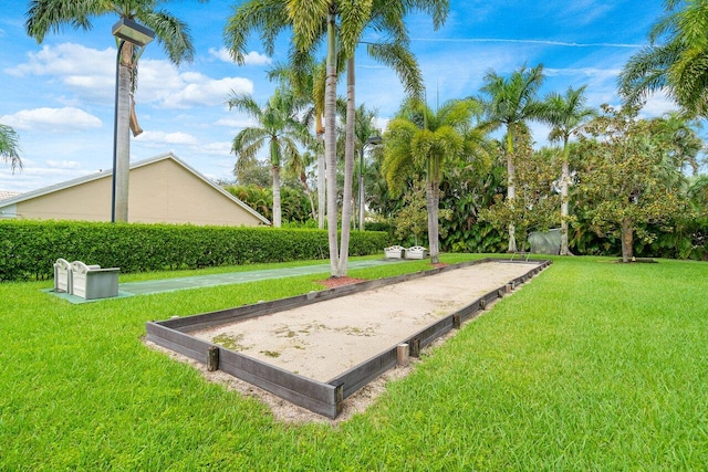 view of property's community featuring a lawn