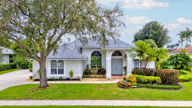 view of front facade featuring a front lawn