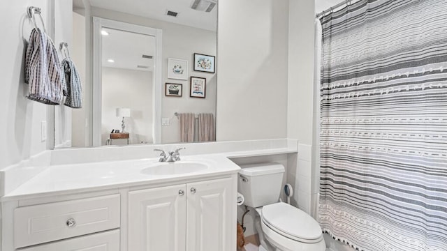 bathroom with a shower with curtain, vanity, and toilet