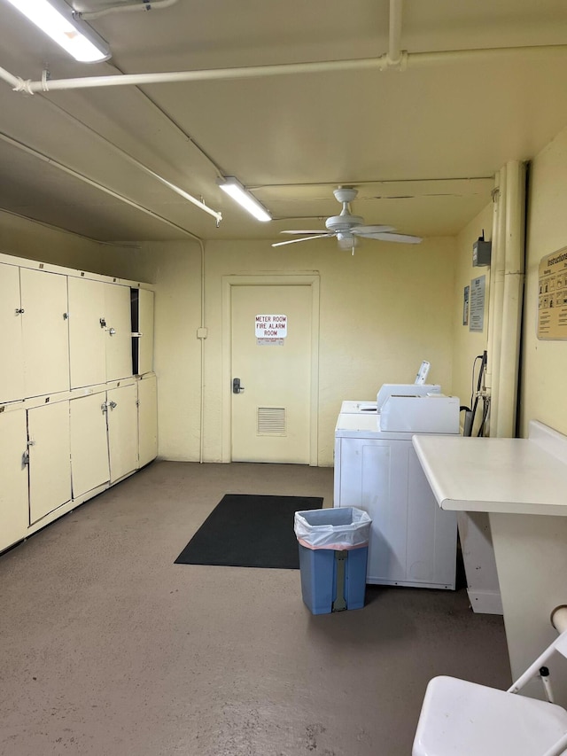 washroom with cabinets, ceiling fan, and independent washer and dryer