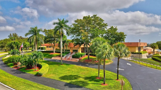 view of property's community featuring a lawn