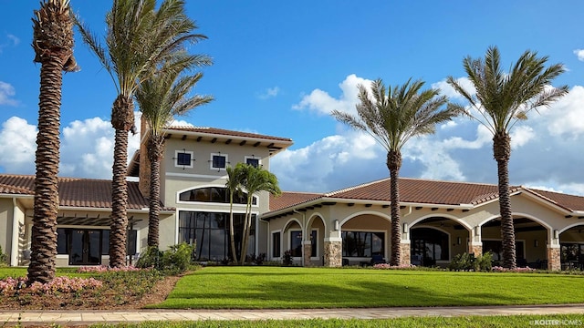 view of front facade featuring a front lawn