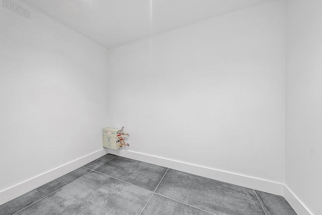 laundry room with visible vents and baseboards