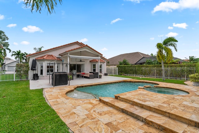 view of swimming pool featuring an in ground hot tub, an outdoor living space, ceiling fan, a patio area, and a lawn