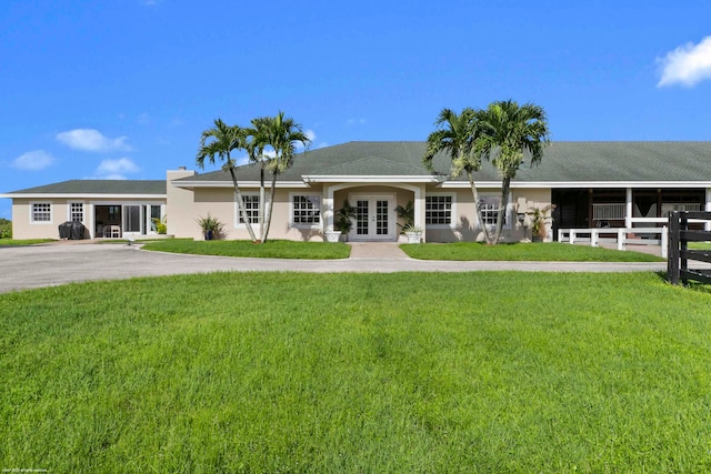 ranch-style home featuring a front lawn