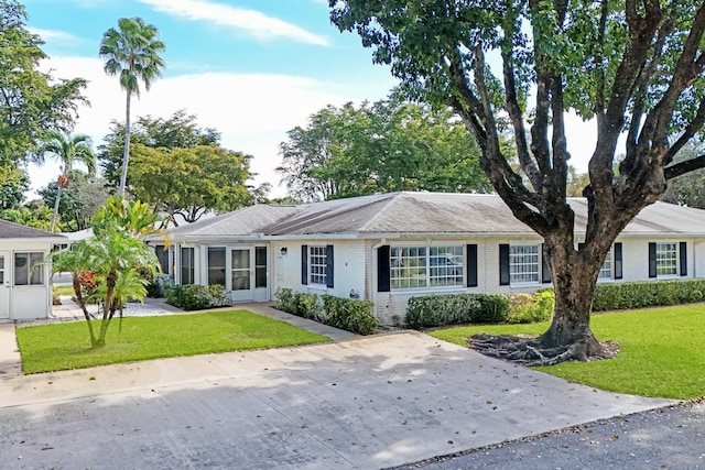 single story home with a front lawn