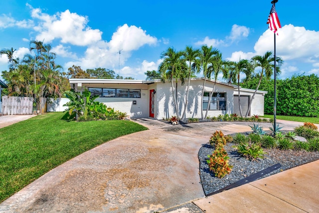 view of front of home featuring a front yard