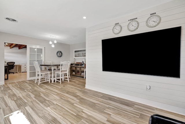 living room with light wood finished floors, recessed lighting, and baseboards