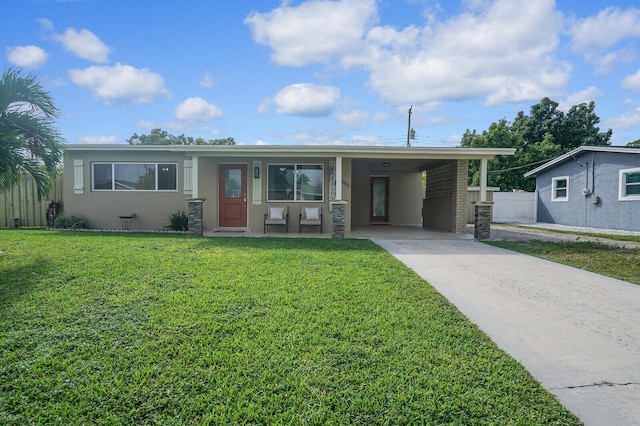 view of front of home featuring a front lawn and a carport