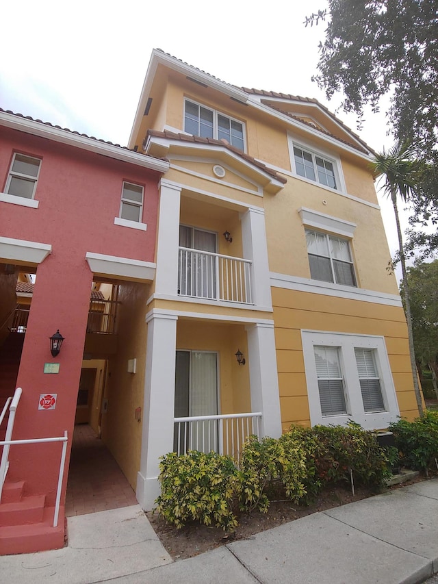 view of front of house with a balcony