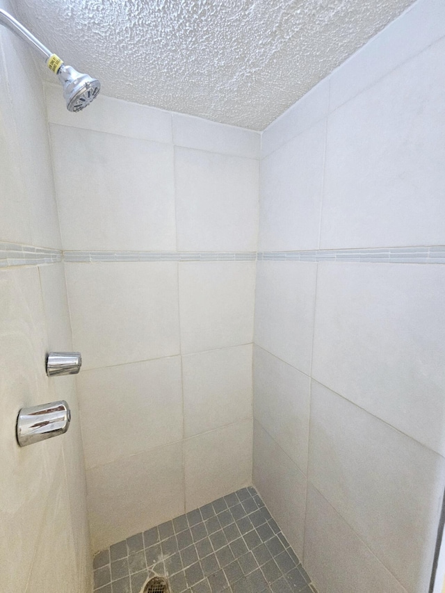 bathroom featuring a tile shower