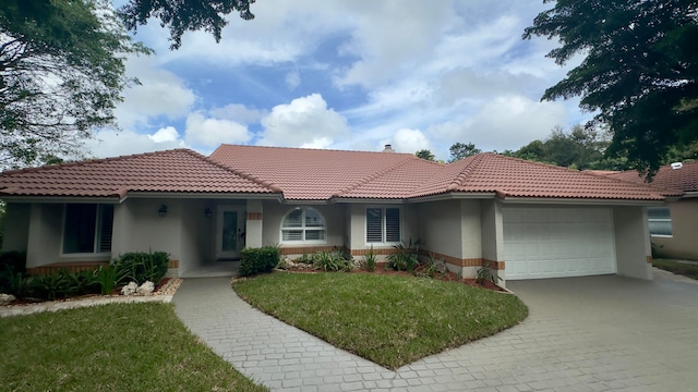 view of front facade featuring a garage and a front yard