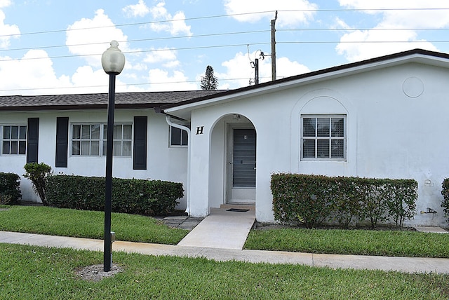 ranch-style home with a front lawn