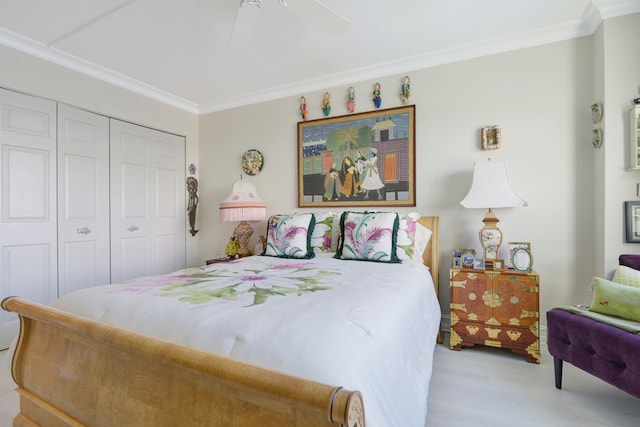 bedroom featuring light wood-type flooring, a closet, ceiling fan, and ornamental molding