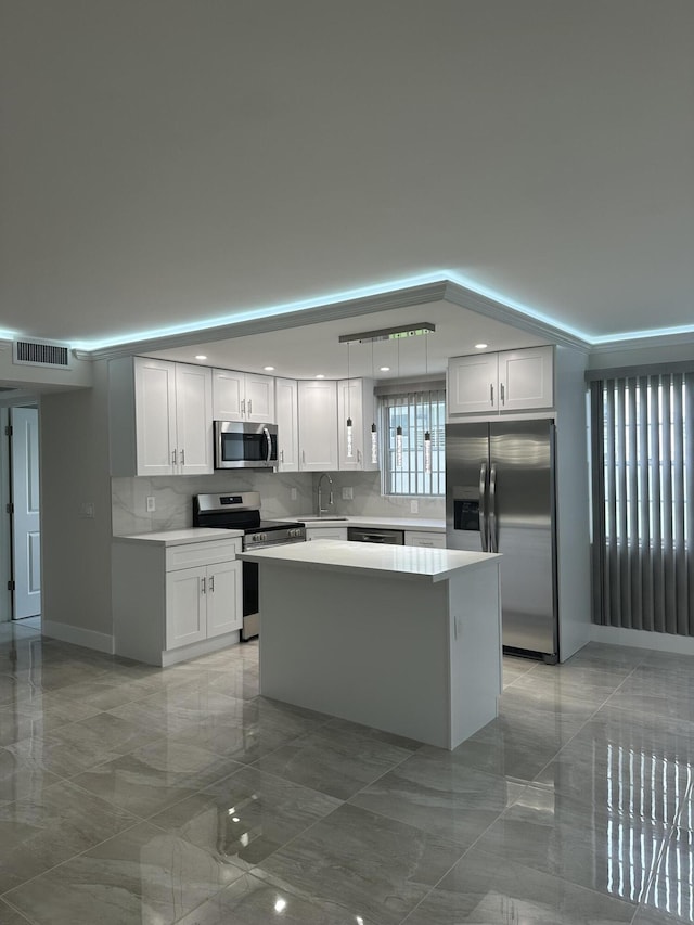 256 Suffolk Unit G, Boca Raton, FL 33434 - kitchen featuring appliances with stainless steel finishes, a center island, light countertops, a sink, and recessed lighting
