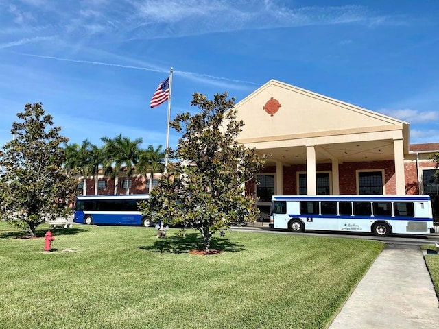 view of front facade featuring a front lawn