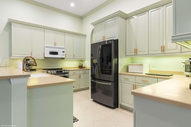 kitchen with electric stove, sink, light tile patterned flooring, kitchen peninsula, and fridge with ice dispenser