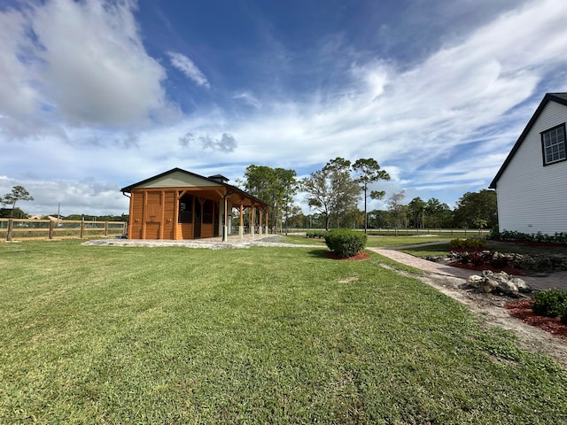 view of yard with an outbuilding