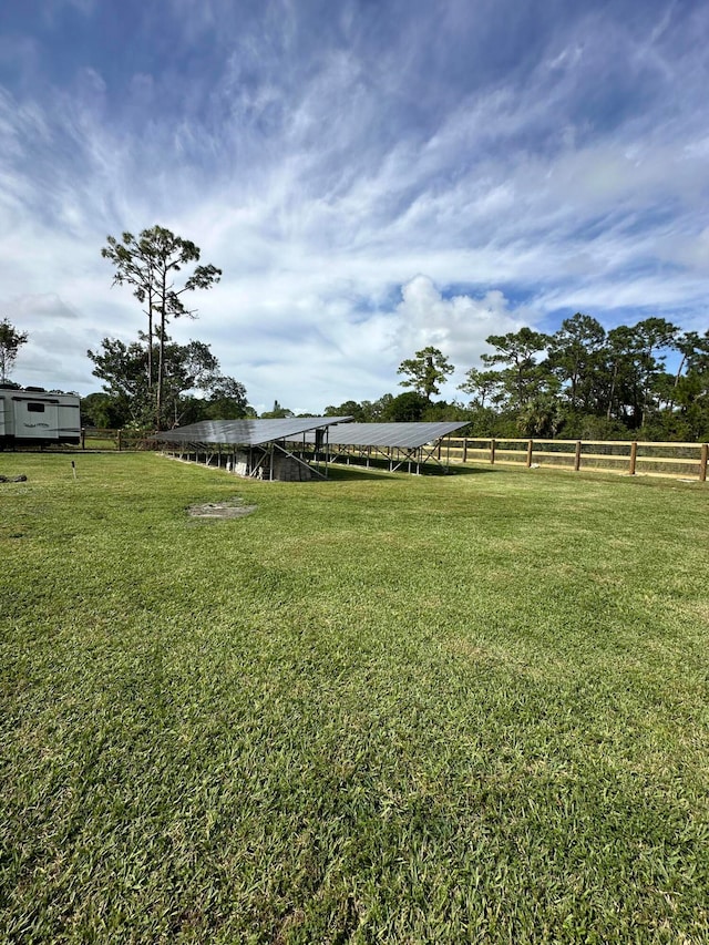 view of yard featuring a rural view