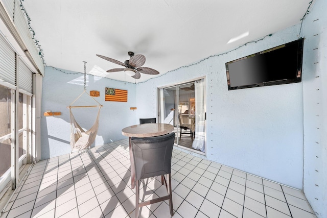 sunroom / solarium with ceiling fan