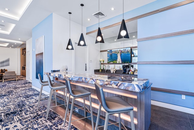 bar featuring visible vents, a bar, decorative light fixtures, and recessed lighting