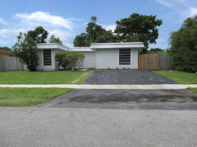 single story home featuring a front yard