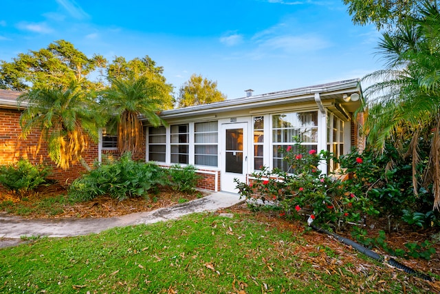 single story home with a front lawn