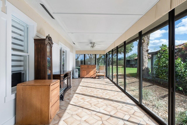 sunroom with ceiling fan