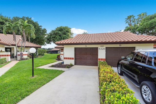 view of front facade featuring a front yard