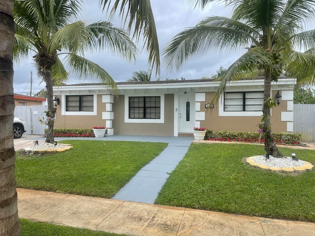 view of front facade featuring a front lawn