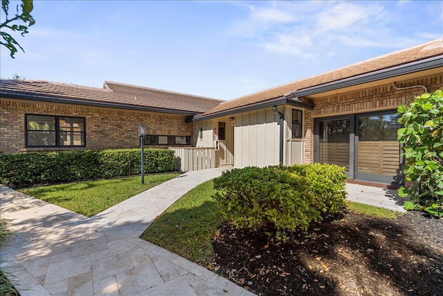 view of front facade featuring a front lawn