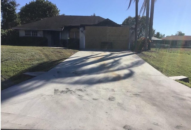 view of front facade with a front yard