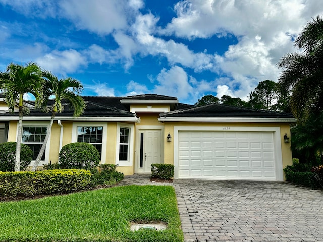 view of front facade featuring a garage