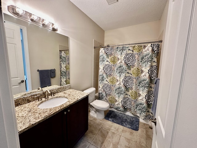 full bath with visible vents, toilet, curtained shower, a textured ceiling, and vanity