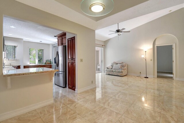 sunroom with ceiling fan