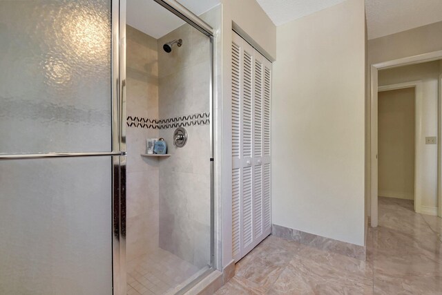 bedroom featuring ceiling fan and a textured ceiling