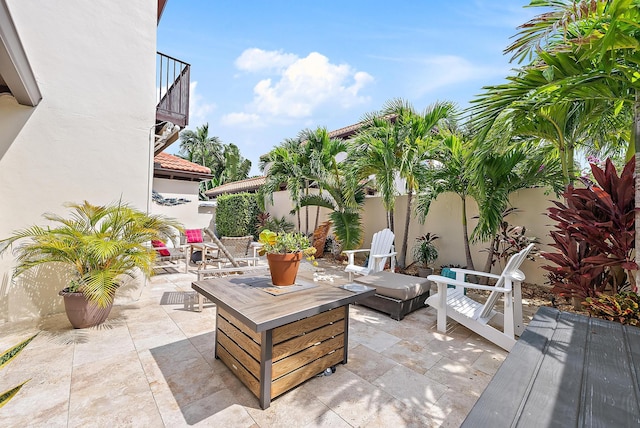 view of patio with an outdoor fire pit