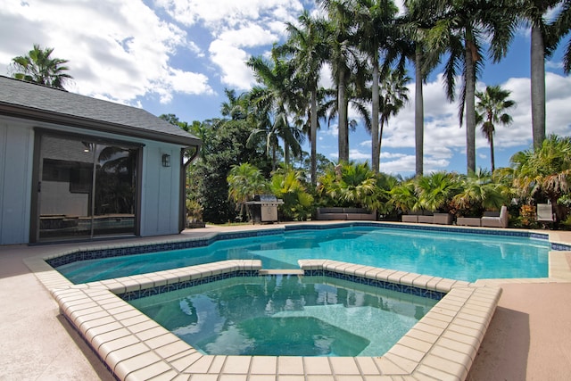 view of pool featuring an in ground hot tub