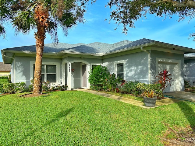 view of front facade featuring a front yard and a garage