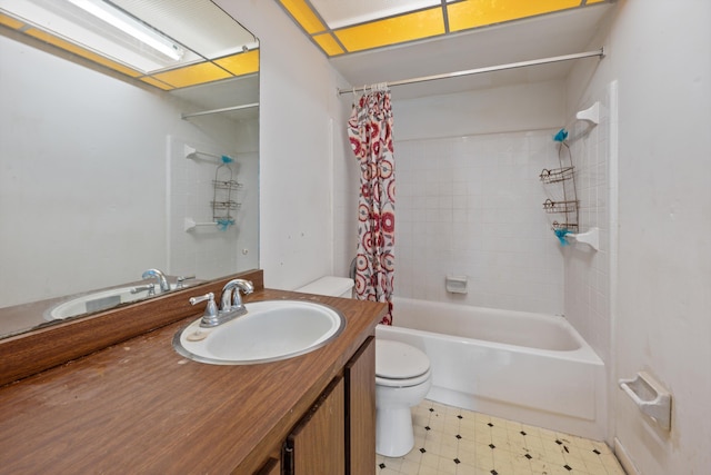 full bathroom featuring shower / tub combo with curtain, vanity, and toilet