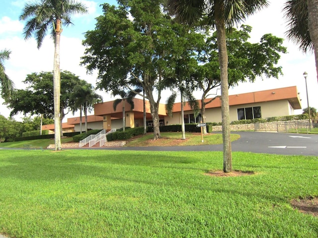 view of front facade featuring a front lawn