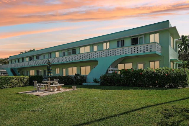 1006 Casuarina Rd Unit 11, Delray Beach, FL 33483 - back of property at dusk with a yard and stucco siding