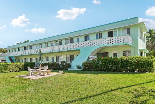 1006 Casuarina Rd Unit 11, Delray Beach, FL 33483 - back of property featuring a yard, stucco siding, and a patio