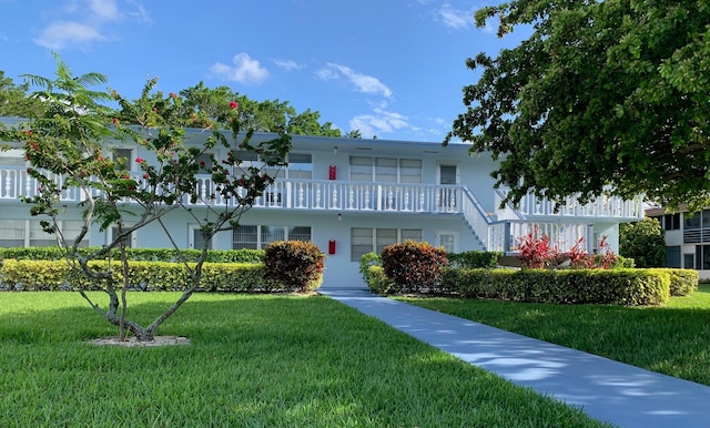 view of front of house featuring a front lawn