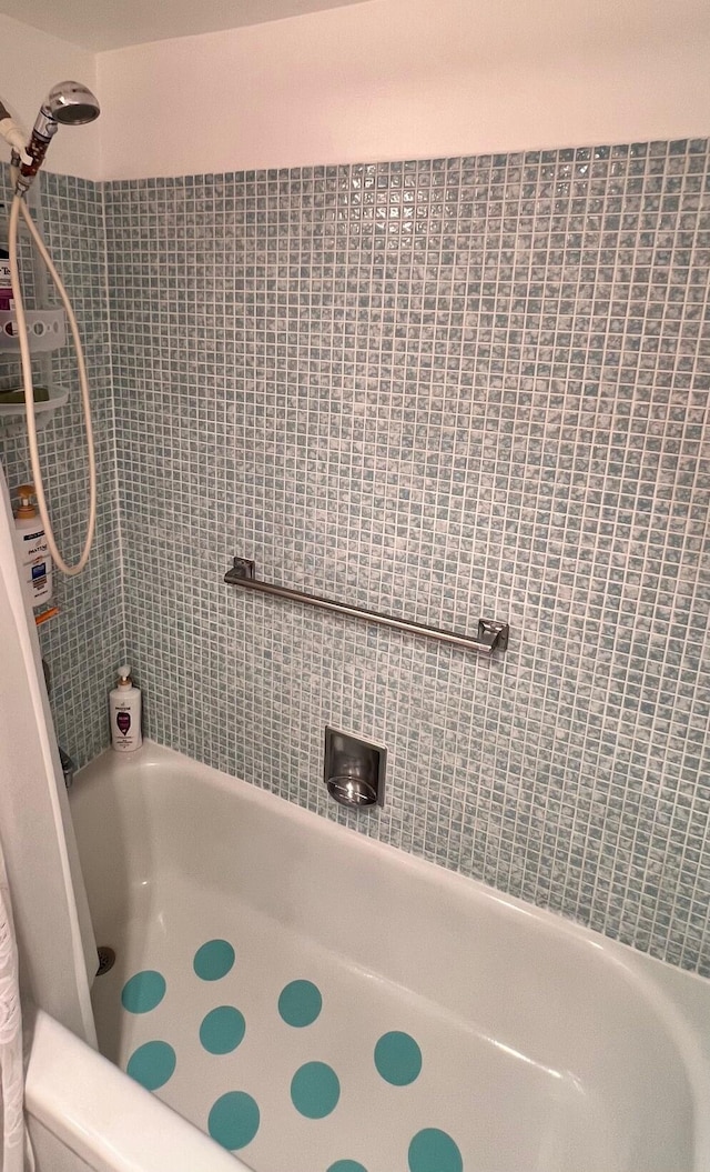 bathroom with tiled shower / bath combo