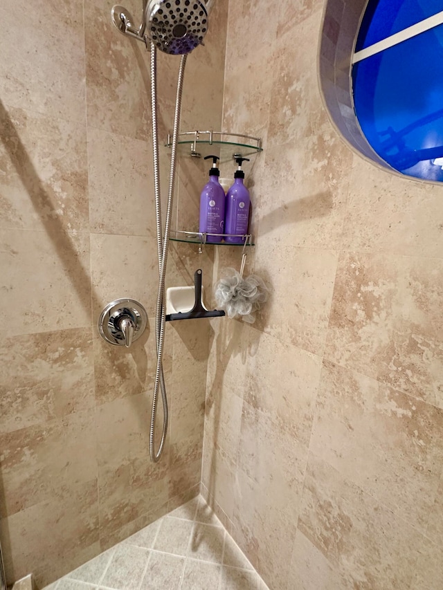 details featuring tiled shower